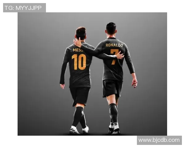 黑白照片中的足球明星们展现不同时代的风采与激情